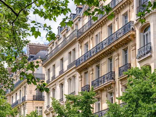 Tomer Sisley : à l'intérieur de son appartement parisien, très haussmannien et rempli d'instruments