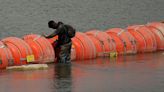 Tribunal de apelaciones permite a Texas mantener barrera flotante en Río Grande - El Diario NY