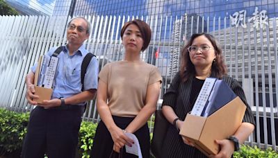 大成小學家長及教師代表到政總外請願 促政府介入令辦學團體撤回停辦決定 (17:46) - 20240703 - 港聞