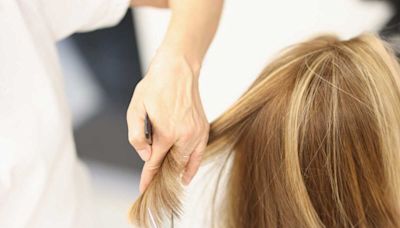 Quelle coupe de cheveux choisir pour donner du volume aux cheveux fins sans faire de brushing ? Un coiffeur répond