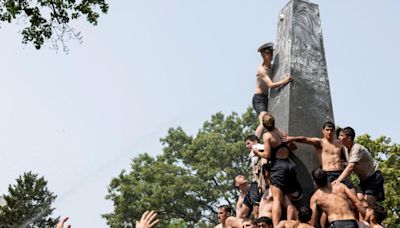 U.S. Naval Academy plebes to cap their first year with greasy, grueling Herndon Climb