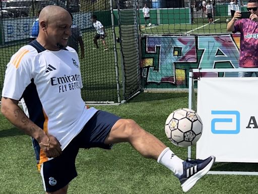 Roberto Carlos juega al fútbol con 150 niños en Chicago en un evento benéfico del Madrid