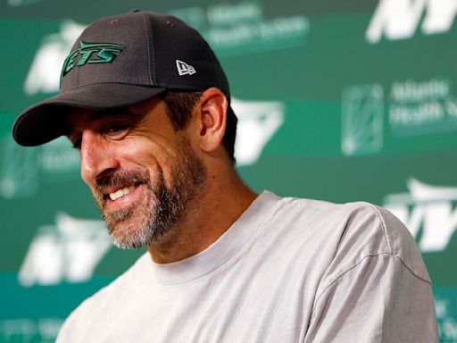 Jets QB Aaron Rodgers downplays absence from mandatory minicamp last month