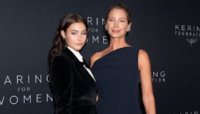 Christy Turlington, supermodel des années 90, défile avec sa fille Grace Burns pour Ralph Lauren, leur ressemblance est frappante