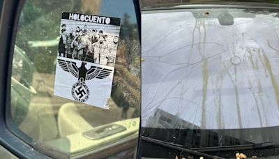 Vandalizan el coche de la ministra Mónica García con pegatinas nazis