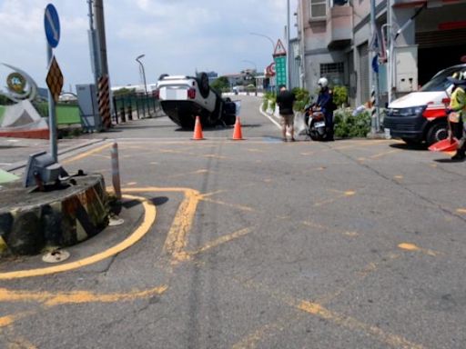 台中霧峰橋墩突出擋道 釀小客車自撞護欄翻車