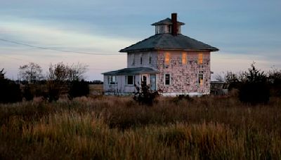 The ‘Pink House’ in Newbury is up for auction: ‘One last chance to save or salvage the structure’ - The Boston Globe