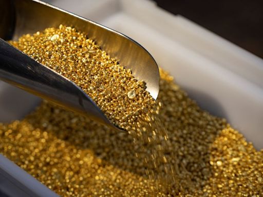 Gold prices climb as investors focus on US economic data