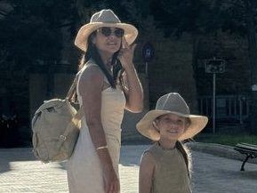 Thais Fersoza e Melinda combinam looks em viagem na Espanha