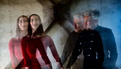 El regreso musical de David Lynch es una sonora luz que se cuela entre las ramas