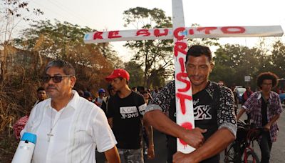 Migrantes clavarán una cruz en la frontera de México con Texas durante un viacrucis