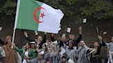 JO 2024: La délégation algérienne jette des fleurs dans la Seine pour commémorer les morts de 1961