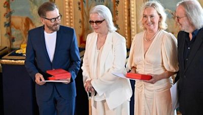 ABBA recibe de manos del rey de Suecia la Real Orden de Vassa por su trayectoria