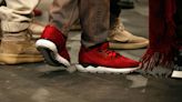 Coleccionistas elevan precios de zapatillas Yeezy tras ruptura de Adidas con Kanye West