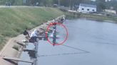 江蘇男釣20斤大魚遭扯入湖中 網民侃：被魚釣的幸福時刻