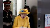 Isabel II aparece por sorpresa en una estación del metro de Londres