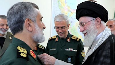 El ayatolá Ali Khamenei condecoró a un comandante de la Guardia Revolucionaria iraní por el ataque contra Israel