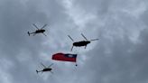 巨幅國旗飛越台北上空！ CH-47SD、黑鷹直升機預演