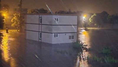 宜蘭員山七賢淹水1.5米深一片汪洋 受困居民躲屋頂過颱風夜