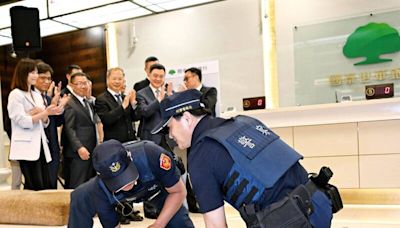 金警聯防反詐 卓榮泰視察國泰世華銀行「四盾」機制