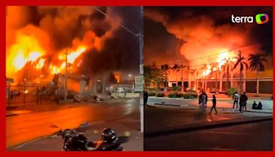 Incêndio de grandes proporções destrói por completo shopping popular em Cuiabá (MT)