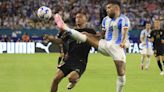 2-0. Lautaro certifica el pleno argentino y envía a casa a una gris selección peruana