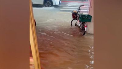 雨彈轟！信義區淹水「水直衝屋內、人孔蓋狂噴」