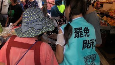 罷免謝國樑民團上市場 指導民眾回覆查詢單 (圖)