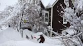 Una poderosa tormenta de nieve en California cierra carreteras y estaciones de esquí mientras fuertes nevadas y fuertes vientos azotan las montañas