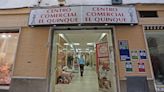Los últimos supervivientes del centro comercial El Quinqué en Jerez