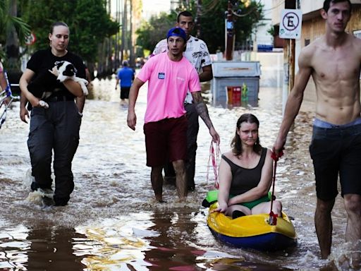 Neymar sends food relief, Diego Costa rescues hundreds amid floods in Brazil