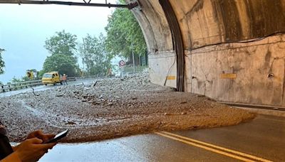 花蓮豪雨蘇花公路崇德隧道口土石流 水淹台鐵軌道列車延誤