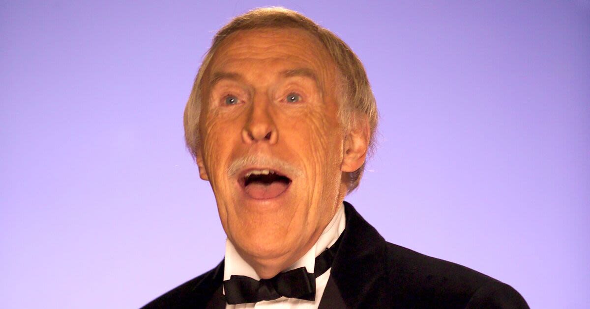 Bruce Forsyth remembered in touching Strictly Come Dancing tribute as fans left