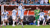 Jogadores da Argentina cantam música racista durante festa do título da Copa América; veja