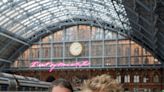 Sir Rod Stewart and Jools Holland give surprise musical performance at London train station