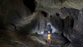 Viaje al interior de la cueva de la cantera de Nanclares que conecta con el acuífero de Subijana: "Es grave y debería estudiarse"