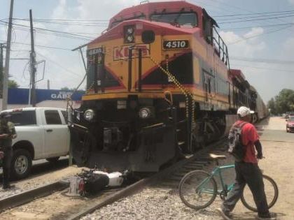 Motociclista evita ser arrollado por el tren en Las Terceras