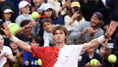 Rublev também vence e segue na rota de Tsitsipas - TenisBrasil