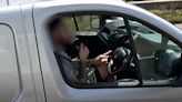 Escándalo en Inglaterra: grabaron a un hombre afeitándose mientras manejaba en una autopista