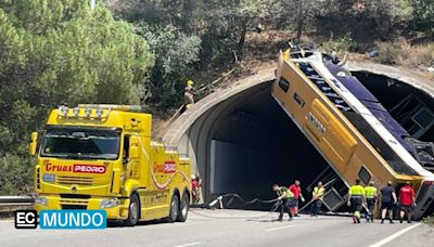 Autobús con trabajadores terminó volcado en la entrada de un túnel de España