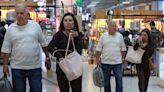 Ídolo do Flamengo, Zico embarca com a esposa no aeroporto Santos Dumont no Rio de Janeiro