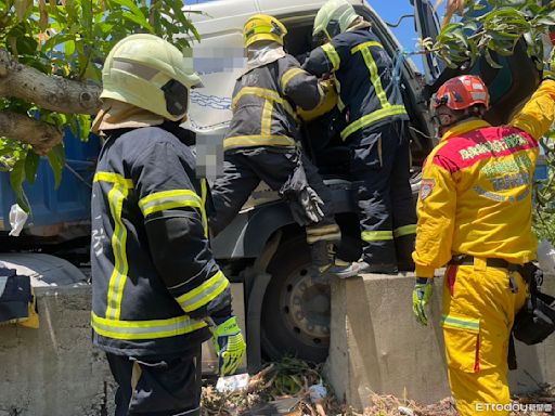 快訊／屏東3大車撞一團！槽車「等紅燈遭追撞」卡中間 駕駛慘死