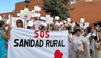 Los afectados por los reajustes en Sanidad se manifiestan a las puertas del centro de salud de Almudévar