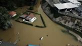 Las defensas contra inundaciones protegen pueblos húngaros mientras el nivel del río bate récords