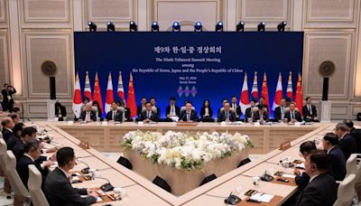 China urges South Korea, Japan to uphold free trade at three-way summit