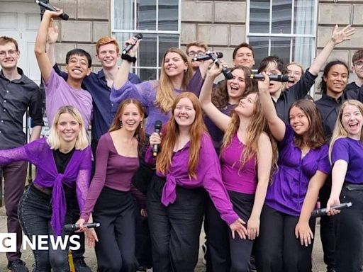 Performers take to streets as power cuts hit Edinburgh Fringe