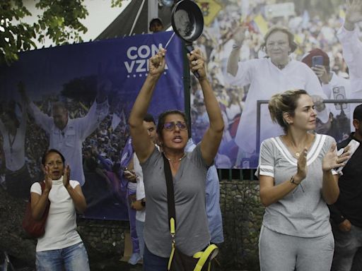 Las protestas se extienden por Venezuela mientras Maduro denuncia un intento de 'golpe de Estado'