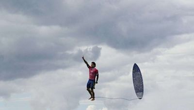 Surf aux JO 2024 : la photo de Gabriel Medina en lévitation, signée Jérôme Brouillet, est déjà iconique