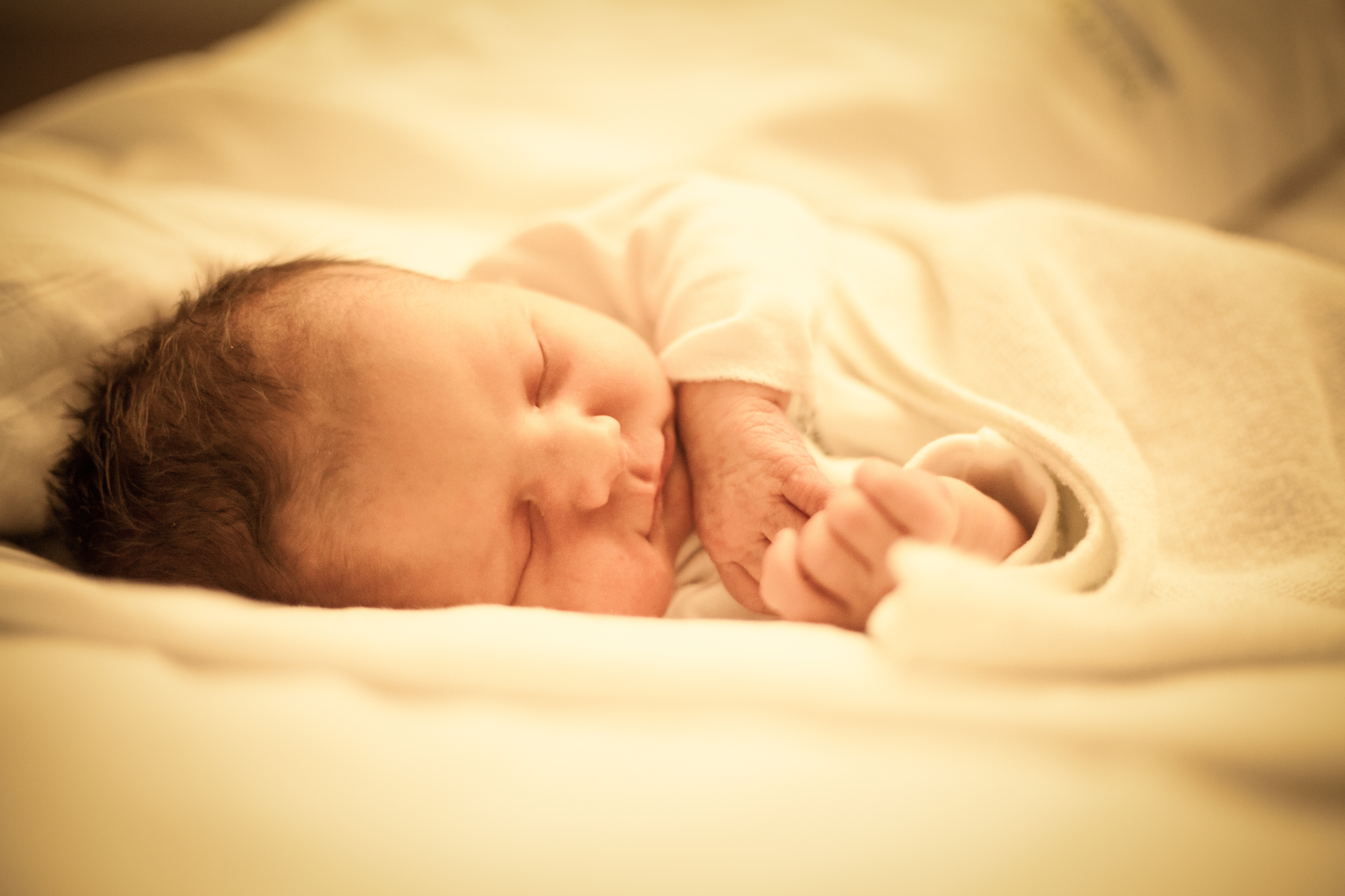 Description Sleeping newborn infant.jpg