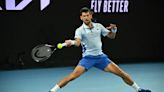 Djokovic sufre para su superar a un debutante al abrir la defensa de su título en el Abierto de Australia